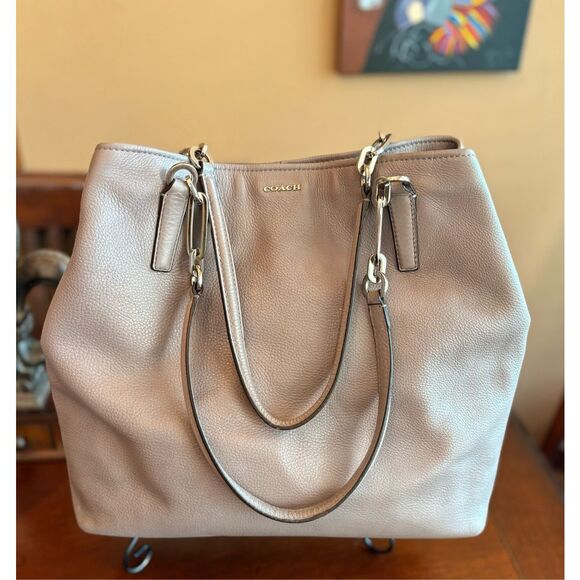 COACH - EUC Madison East/West Tote in Mauve Pebbled Leather with Chain Detail - Picture 5 of 16